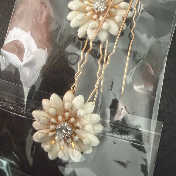 Elegant White Floral Hair Pins for bridal hair - Picture 5 of 6